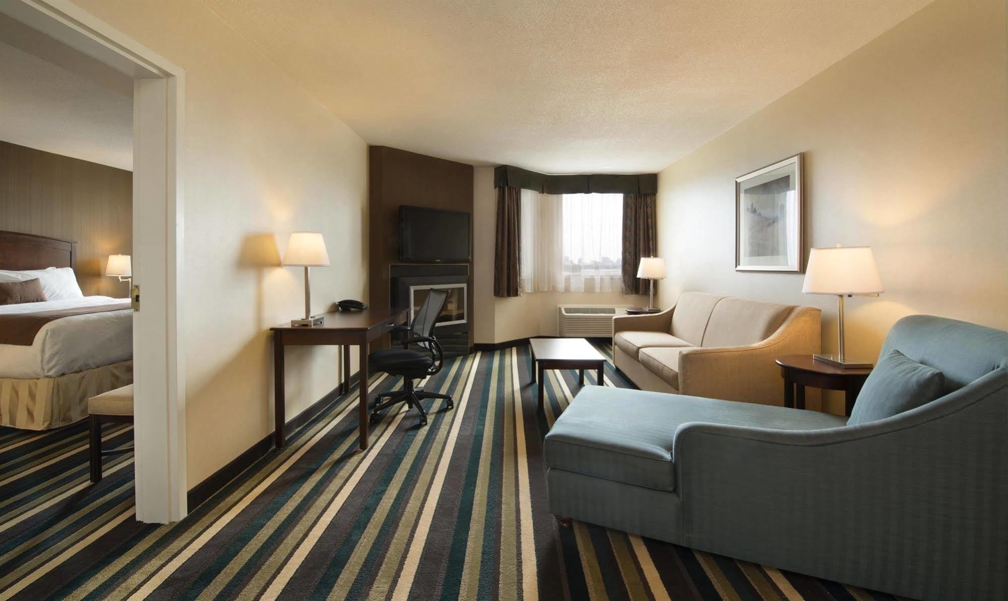 Best Western Plus Winnipeg Airport Hotel Экстерьер фото